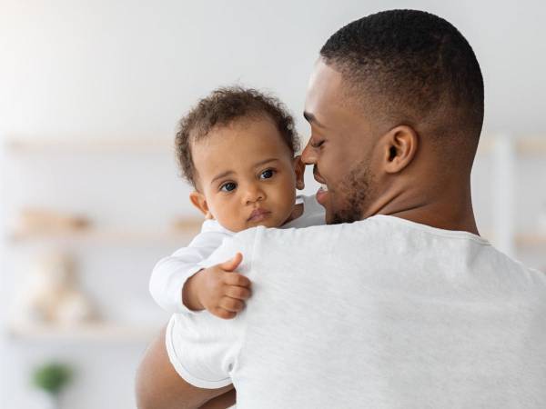 父親の肩に座る赤ちゃんが握っているのは？　「大笑いした」「いいお父さん」