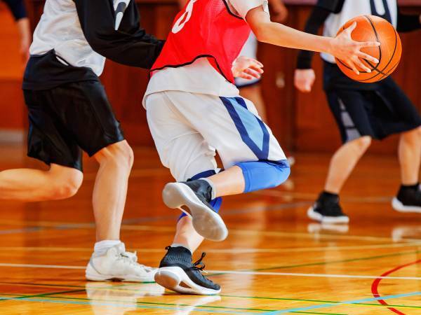 ボールがネット裏に挟まり…　バスケの試合で起きた救出劇に「素晴らしい」