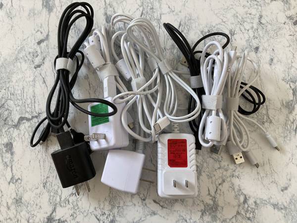 家中の『ケーブル類のごちゃつき』を無印の『ミシン目入り結束テープ』で一斉成敗！