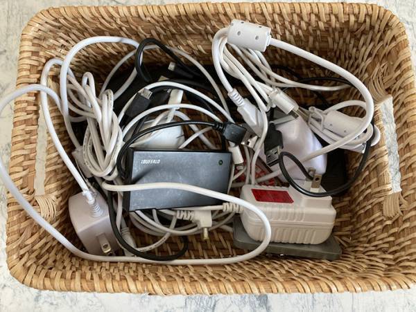 家中の『ケーブル類のごちゃつき』を無印の『ミシン目入り結束テープ』で一斉成敗！