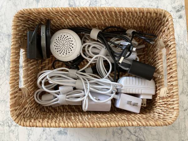 家中の『ケーブル類のごちゃつき』を無印の『ミシン目入り結束テープ』で一斉成敗！