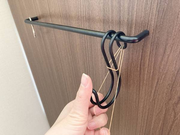 もう拾わなくていい！S字フックを輪ゴム１本でパパっと固定する方法