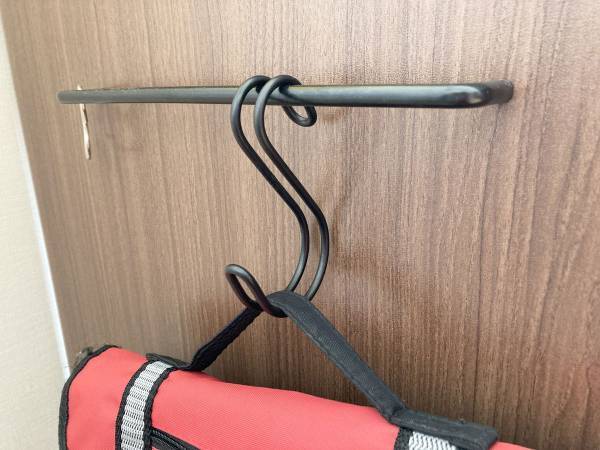 もう拾わなくていい！S字フックを輪ゴム１本でパパっと固定する方法