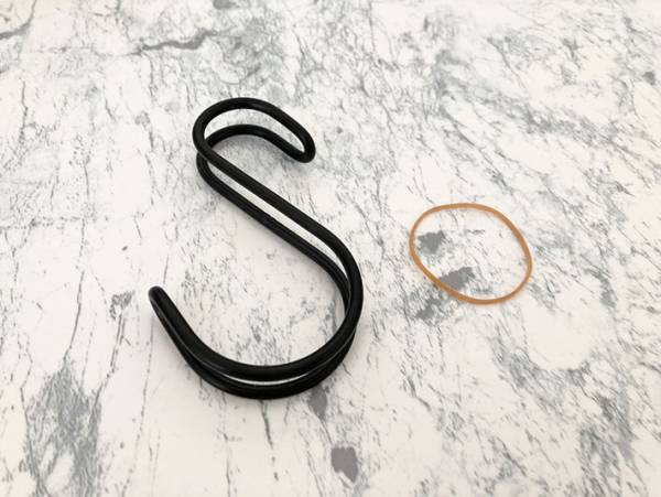 もう拾わなくていい！S字フックを輪ゴム１本でパパっと固定する方法