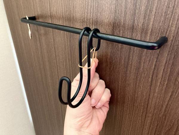 もう拾わなくていい！S字フックを輪ゴム１本でパパっと固定する方法