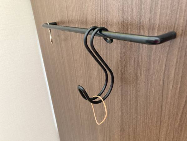 もう拾わなくていい！S字フックを輪ゴム１本でパパっと固定する方法