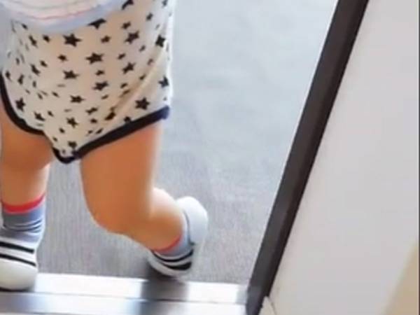 家族を見送りに来た息子のポーズに「めちゃ決めに来てる！」