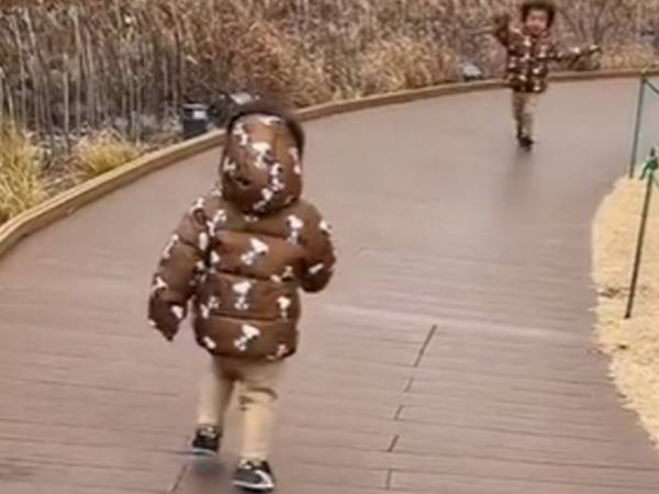 １５分ぶりに再会した双子の様子に「吹いた」