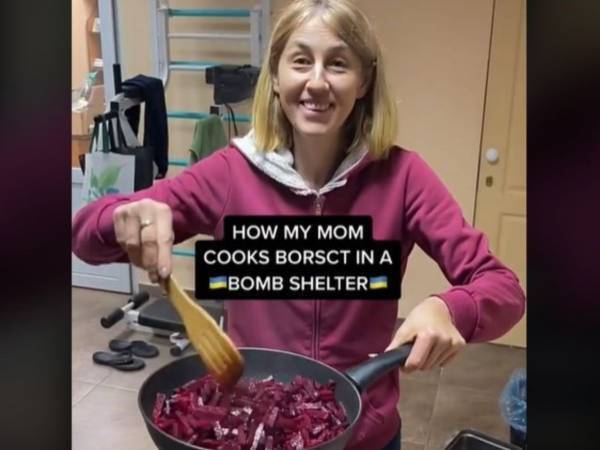 「防空壕でのボルシチの作り方」　ウクライナの女性の動画に　「感動した」