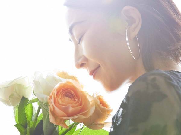 花を飾る　それは日常を彩り、心の世界を彩り、人生を彩る贈りもの