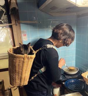 コロッケを揚げている光景　何かを背負っていると思ったら？