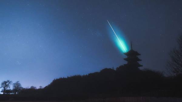 流星群と五重塔の見事なコラボに息をのむ　撮影者「奇跡の瞬間を捉えた」