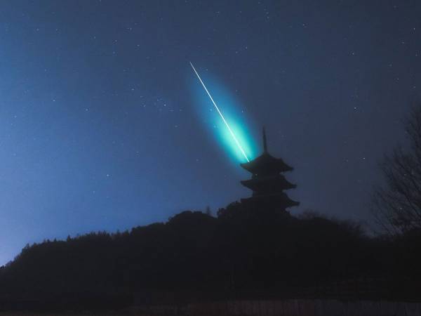 流星群と五重塔の見事なコラボに息をのむ　撮影者「奇跡の瞬間を捉えた」