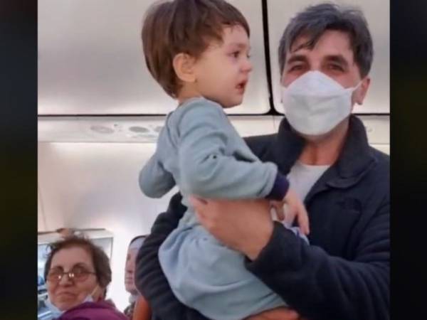 飛行機内で泣き出した男の子　すると周りの乗客たちが大きな声で…？