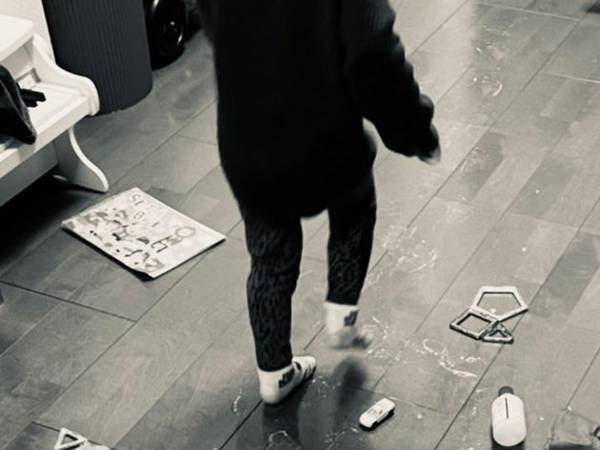 夫が外食を決めた理由　我が子の後ろに映る部屋の『惨状』に同情の声