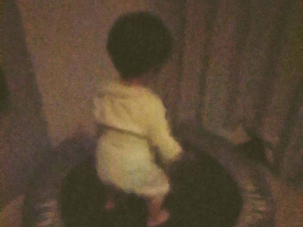 夜中、寝室から出て行った１歳児　その後の『珍行動』に腹筋崩壊