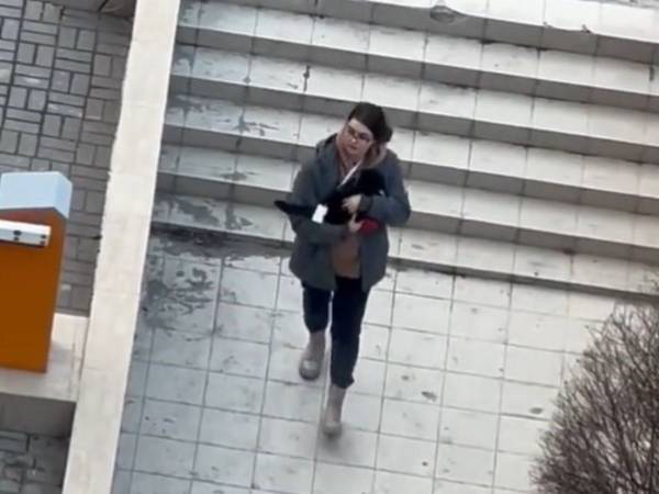 ウクライナで猫を抱いて歩く女性　すると空襲警報が鳴り始めて…　「涙が出た」