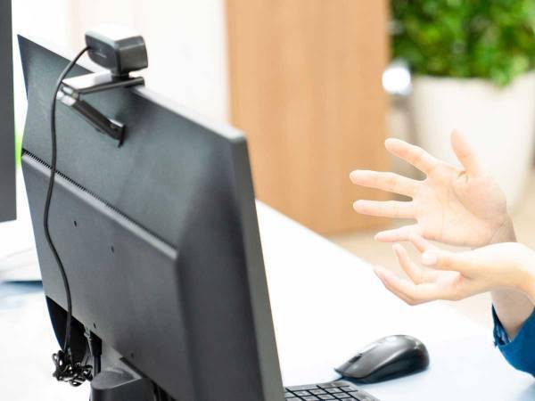 うっかりする人も…　オンライン面接でのハプニングに「大恥かきそうだ」