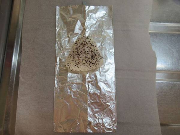 パリパリの海苔が好き！コンビニ風おにぎりの包み方を自宅で再現