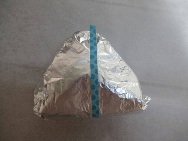 パリパリの海苔が好き！コンビニ風おにぎりの包み方を自宅で再現