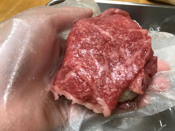解凍せずに作れる！冷凍ごはんを使った『肉巻きおにぎり』の作り方