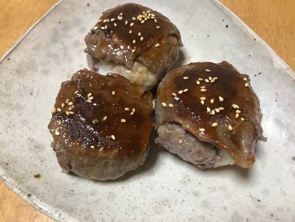 解凍せずに作れる！冷凍ごはんを使った『肉巻きおにぎり』の作り方