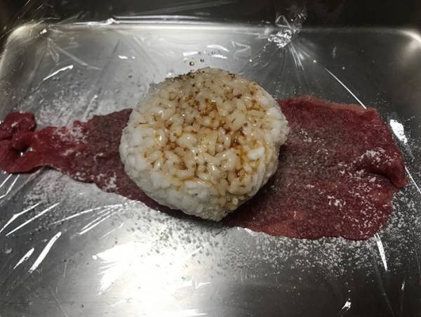 解凍せずに作れる！冷凍ごはんを使った『肉巻きおにぎり』の作り方