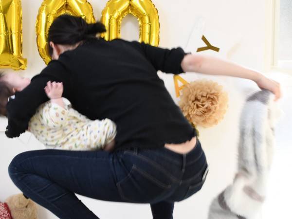 息子の１００日記念　夫が撮影した１枚に「笑ったわ！」「かっこよすぎる」