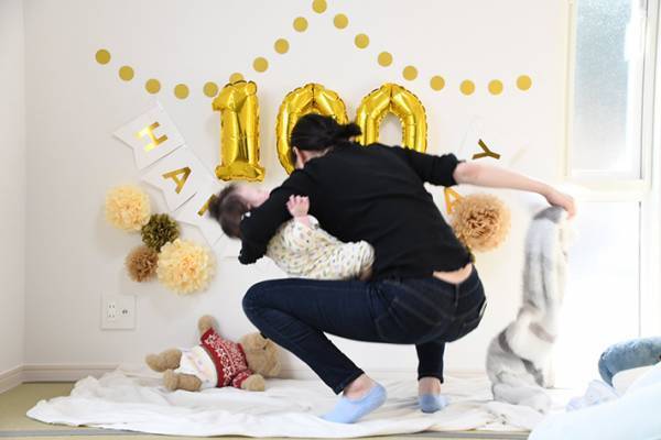 息子の１００日記念　夫が撮影した１枚に「笑ったわ！」「かっこよすぎる」