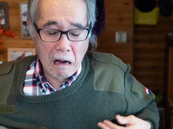 妻に「猫を抱っこしてて」と頼まれた父　展開に「めっちゃ笑った」「漫画かよ！」