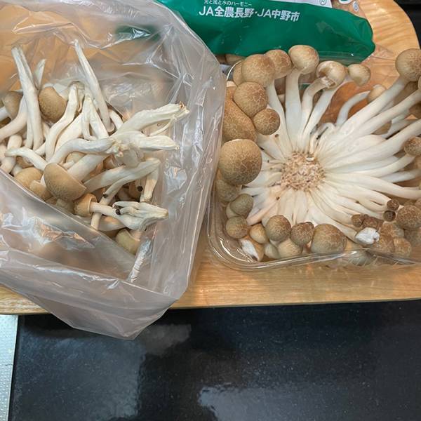 「早く知りたかった」「これはすごい」　ぶなしめじ、包丁を使わずに処理する方法とは？