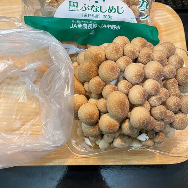 「早く知りたかった」「これはすごい」　ぶなしめじ、包丁を使わずに処理する方法とは？