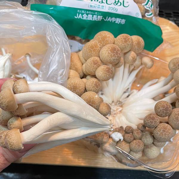 「早く知りたかった」「これはすごい」　ぶなしめじ、包丁を使わずに処理する方法とは？