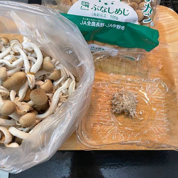 「早く知りたかった」「これはすごい」　ぶなしめじ、包丁を使わずに処理する方法とは？