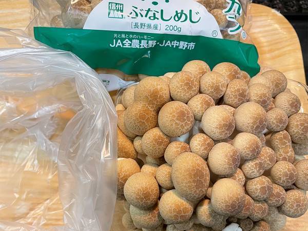 「早く知りたかった」「これはすごい」　ぶなしめじ、包丁を使わずに処理する方法とは？