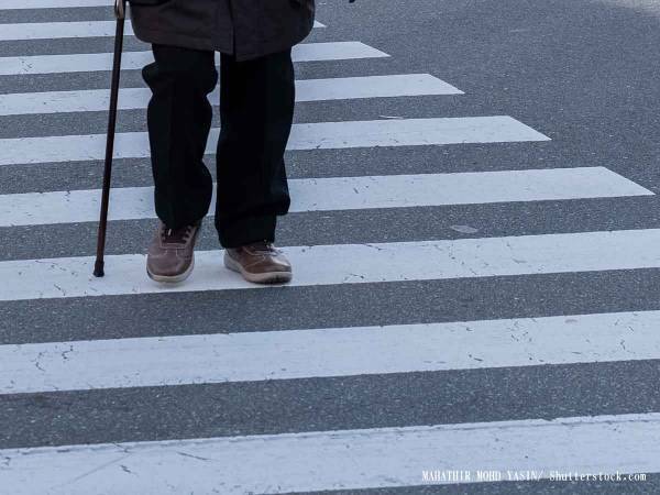 信号が赤になっても渡り切れない老人　その後の展開に「未来に希望が持てる」
