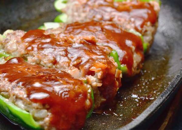 ピーマンの肉詰めの焼き方が…？　「個性的すぎる」と驚きの声！