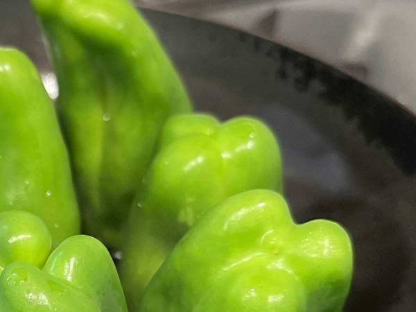 ピーマンの肉詰めの焼き方が…？　「個性的すぎる」と驚きの声！