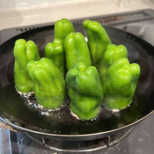 ピーマンの肉詰めの焼き方が…？　「個性的すぎる」と驚きの声！