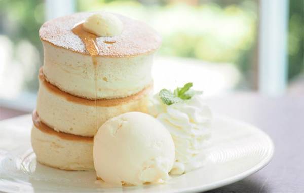 パンケーキとホットケーキの違いとは？　ピッタリなトッピングも紹介