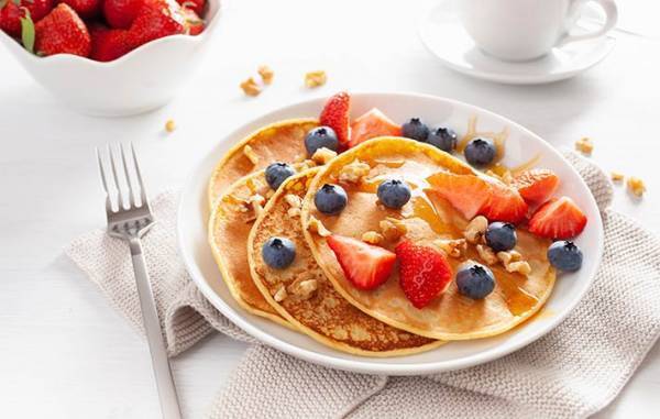 パンケーキとホットケーキの違いとは？　ピッタリなトッピングも紹介