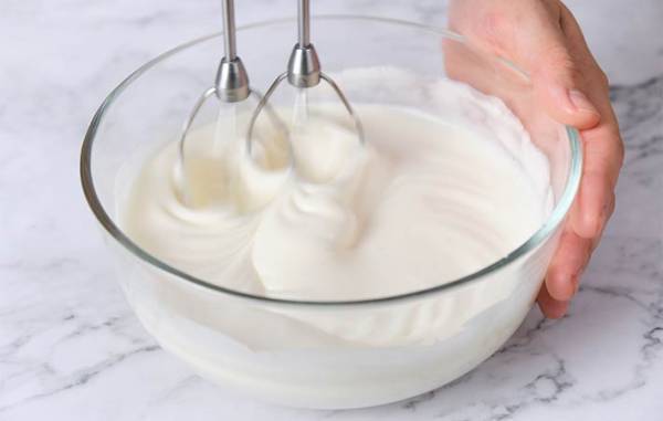 パンケーキとホットケーキの違いとは？　ピッタリなトッピングも紹介