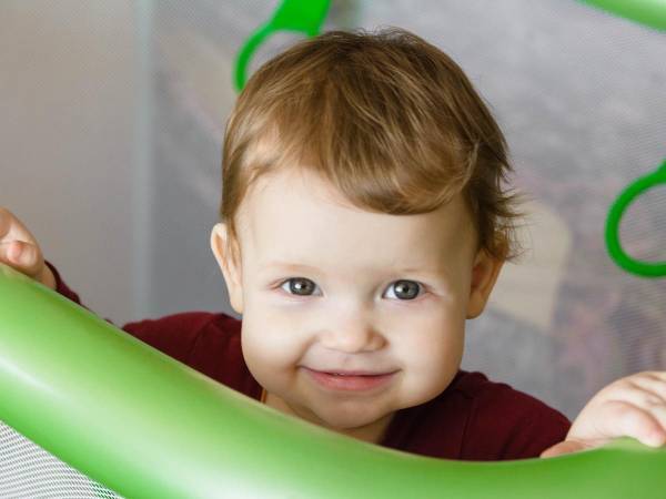 プレイペンで遊んでいた３つ子の赤ちゃん　次の瞬間？　「大笑いした」