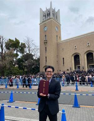 ２７歳で早稲田大学に入学時は暗い表情だったが…　４年後の姿に「素敵」