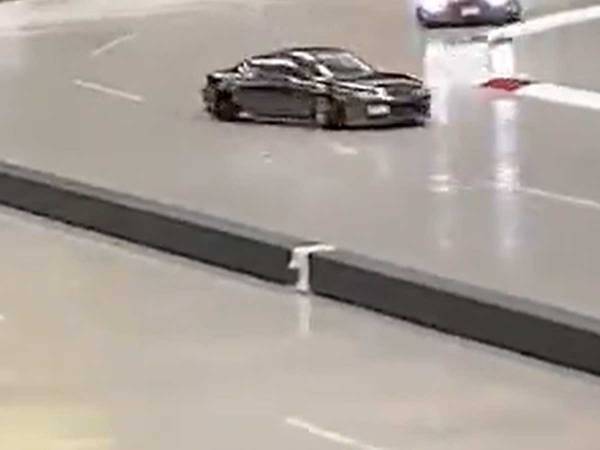 サーキットをドリフトしながら爆走する１台に「何回見ても笑った」