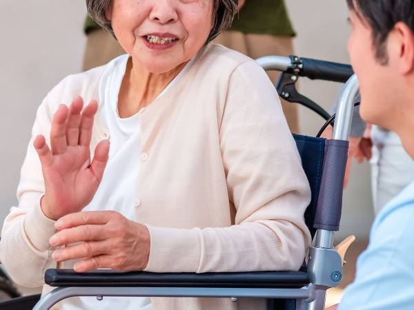 「赤ちゃんの泣き声が聞こえる」と精神科を受診した高齢女性　真相に「涙が出た」「ハッとする」