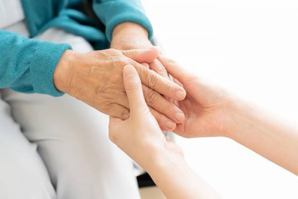 「赤ちゃんの泣き声が聞こえる」と精神科を受診した高齢女性　真相に「涙が出た」「ハッとする」