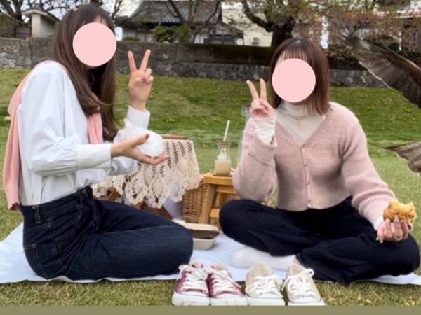 妹のピクニック写真に腹筋崩壊　「合成みたいやん、もう」「決定的瞬間！」