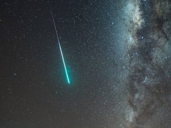 ４月２２日は『こと座流星群』　見頃をチェックして、願いごとを伝えよう！