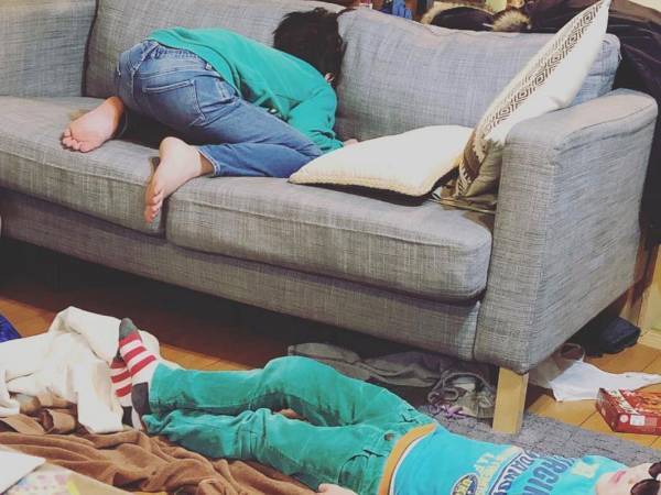 兄弟を写した、カオスな１枚に爆笑！　癇癪を起した兄に対し、マイペースな弟が…？